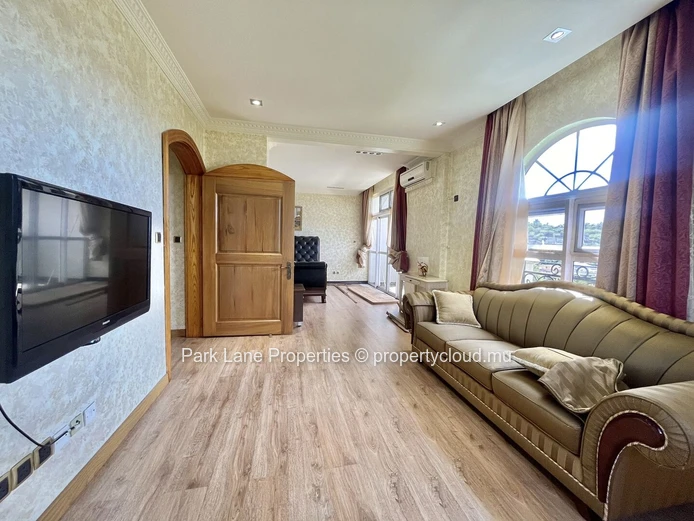 Luxury 4-bedroom penthouse with panoramic terrace in Curepipe