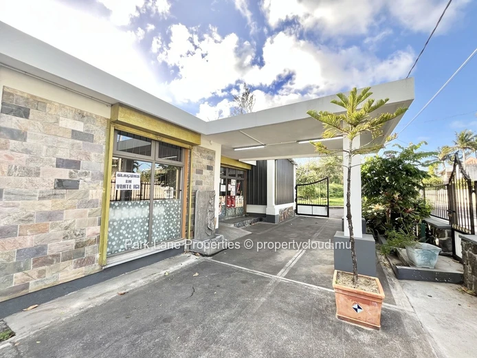 Commercial building of 287m2 2 minutes from the beach for sale in Riambel
