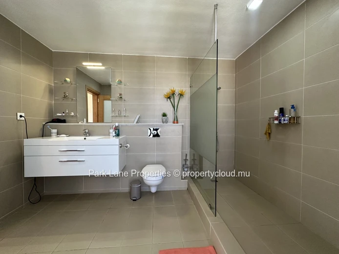 Appartement R+2 à vendre à Mon Choisy.
