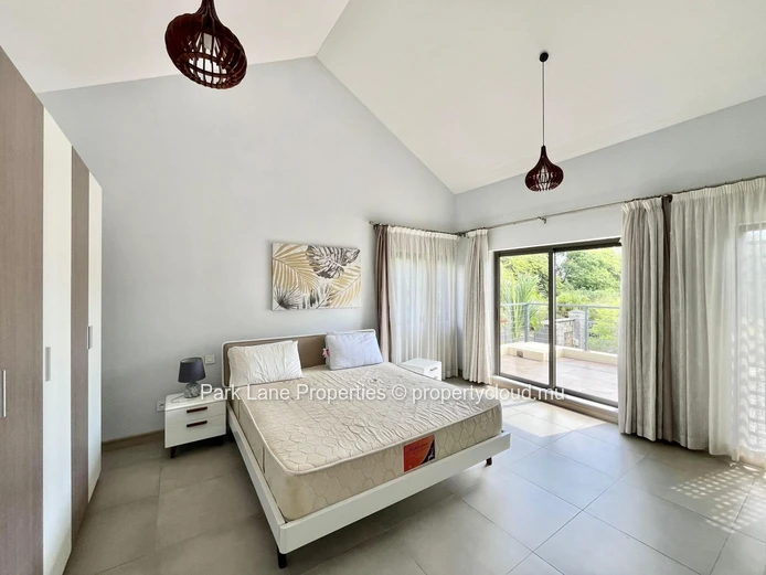 Three-Bedroom Townhouse Duplex with Garden and Terrace in Trianon 