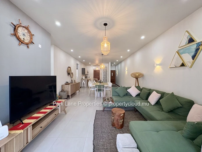 Sea access 3-Bedroom Apartment in Blue Bay with Garden and Pool