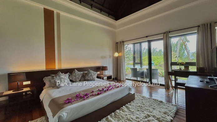 Villa de 4 chambres de style balinaise avec piscine débordante et accès à la plage