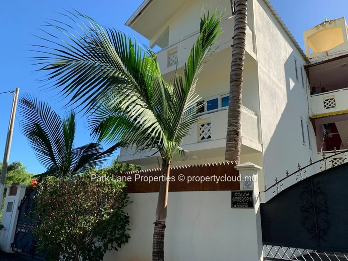 Complex of 6 apartments