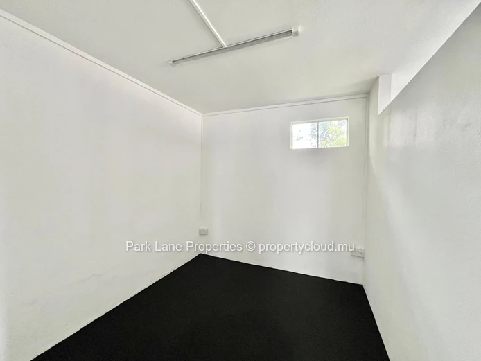 Spacious 4-Bedroom Family Home with Large Garden and Ample Parking in Floreal