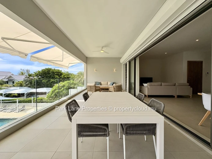 Tastefully decorated spacious apartment in beachfront residence 
