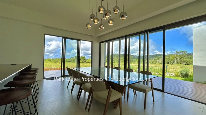 Elegant 3-Bedroom Villa for Rent in Golf Estate