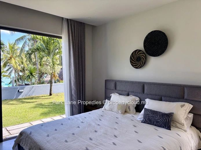Sea access 3-Bedroom Apartment in Blue Bay with Garden and Pool