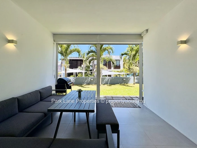Sea access 3-Bedroom Apartment in Blue Bay with Garden and Pool