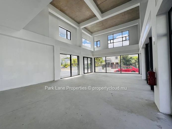Modern Commercial Unit in Ebène - Ideal for Your Business