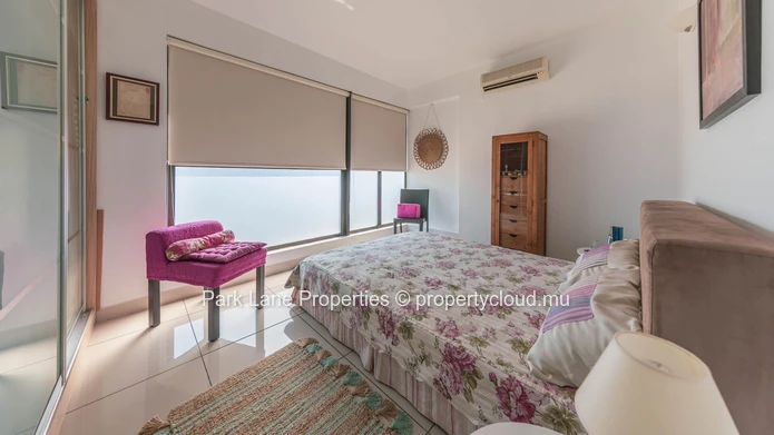 Beach access penthouse with beautiful mountain views