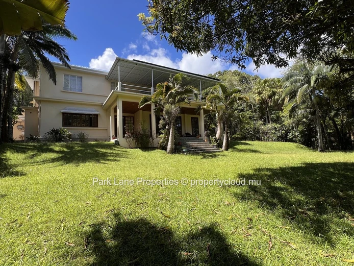 Elegant 5-bedroom home with stunning views in Floreal