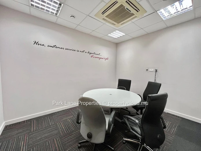 Bureau Meublé Premium à Louer au Cœur d’Ebène Cybercity