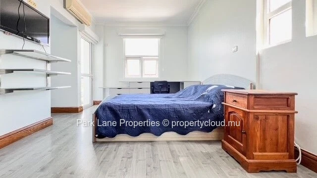 Elegant 330 m² modern residence with breathtaking mountain & sea views