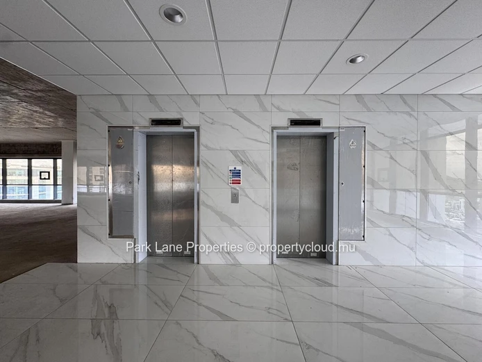 Immeubles de bureaux à Ébène