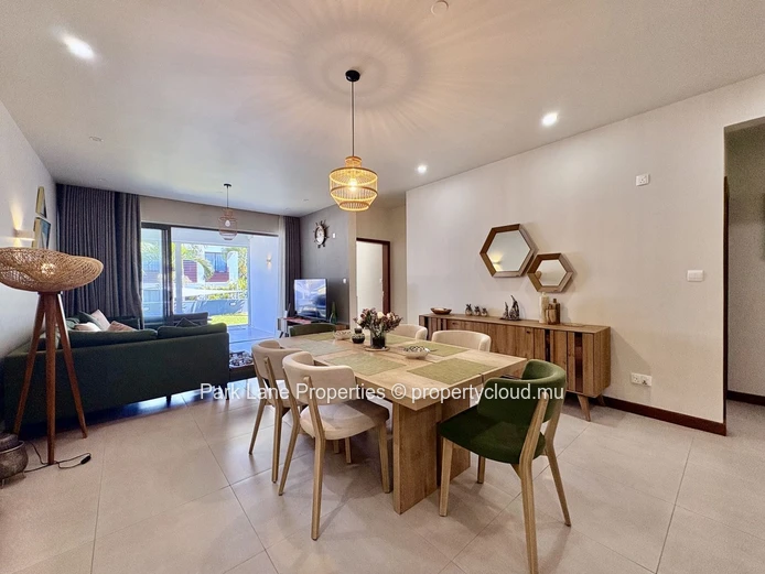 Sea access 3-Bedroom Apartment in Blue Bay with Garden and Pool