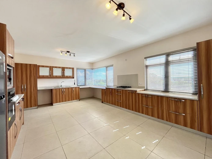 Live in comfort at the top – Furnished penthouse in Rose Hill