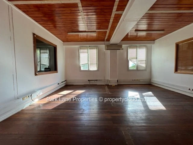Professional and spacious office space of 302 m² in Trianon – Ready for immediate use