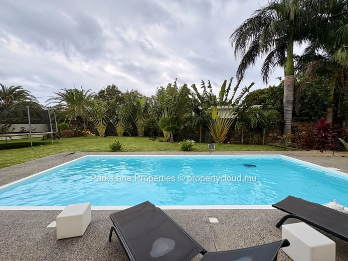 Villa moderne de luxe à Tamarin avec piscine privée et vue montagne