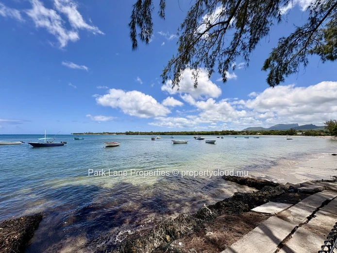 Tamarin at its Best - Family Home and Cottage on the Water's Edge