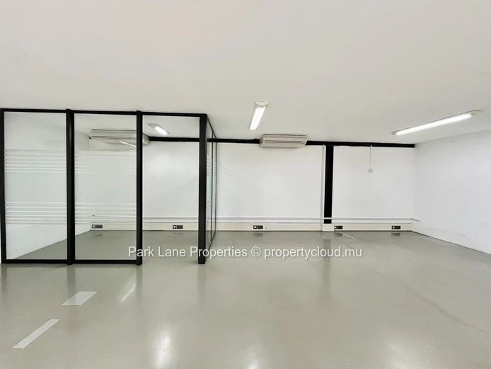 Modern office space in Phoenix – ground floor + mezzanine – strategic location & green surroundings