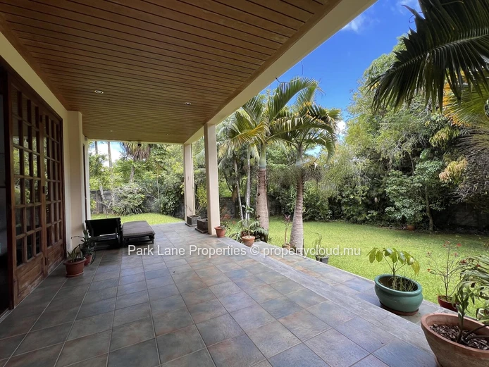 Elegant 5-bedroom home with stunning views in Floreal