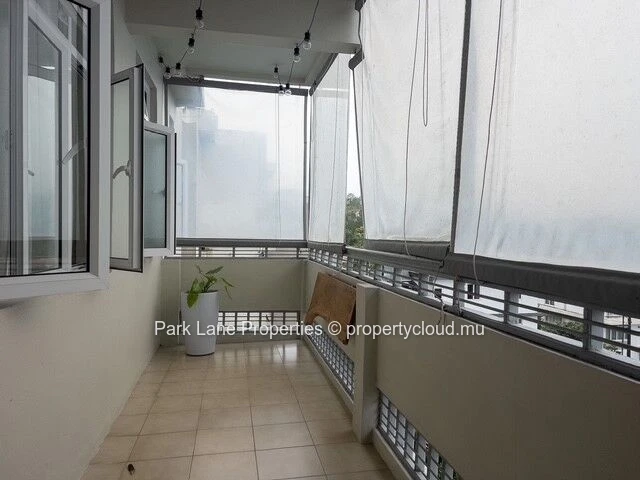 Modern & well-maintained 2-bedroom apartment with terrace in Floréal