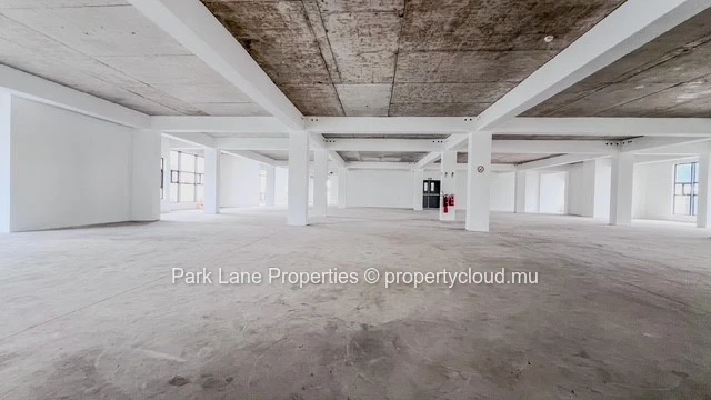 Espace de bureaux d’exception de 826 m² à Ebène – Moderne, spacieux avec parking