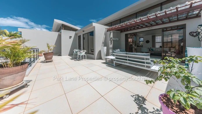 Beach access penthouse with beautiful mountain views