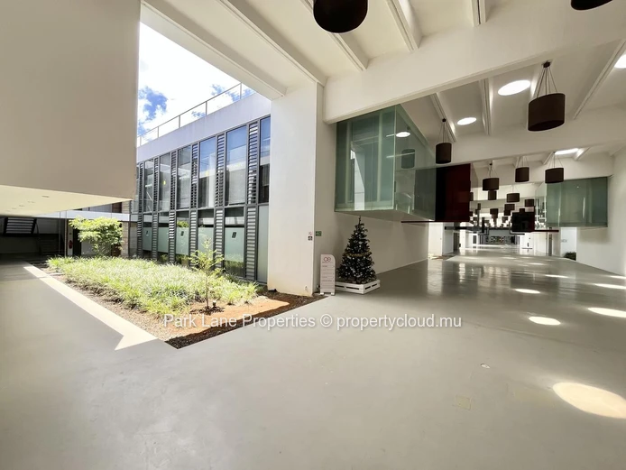 Modern office space in Phoenix – ground floor + mezzanine – strategic location & green surroundings