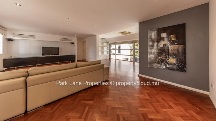 Prestigious villa close to the beach