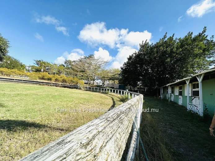 Large plot of land ready for development, just a stone's throw from the beach.