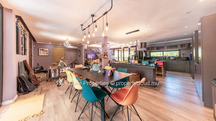 Magnificent fully renovated contemporary property close to Balaclava beach.