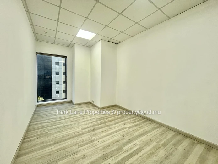 Bureau moderne de 366 m² à louer à Cybercity Ébène – Emplacement d’affaires de premier choix