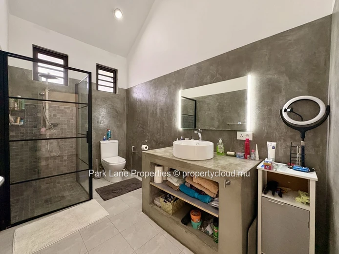 Villa moderne de luxe à Tamarin avec piscine privée et vue montagne