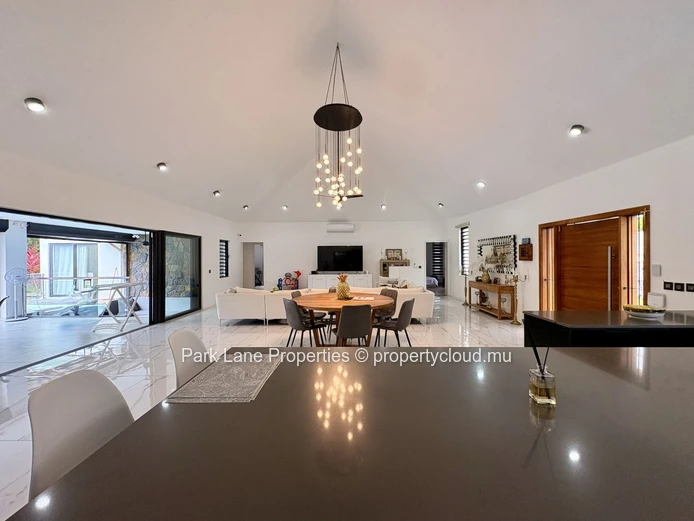 Villa moderne de luxe à Tamarin avec piscine privée et vue montagne