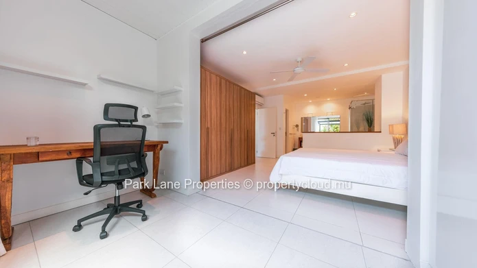 Sanctuaire en Marina avec Piscine Privée et Vues Imprenables sur la Rivière