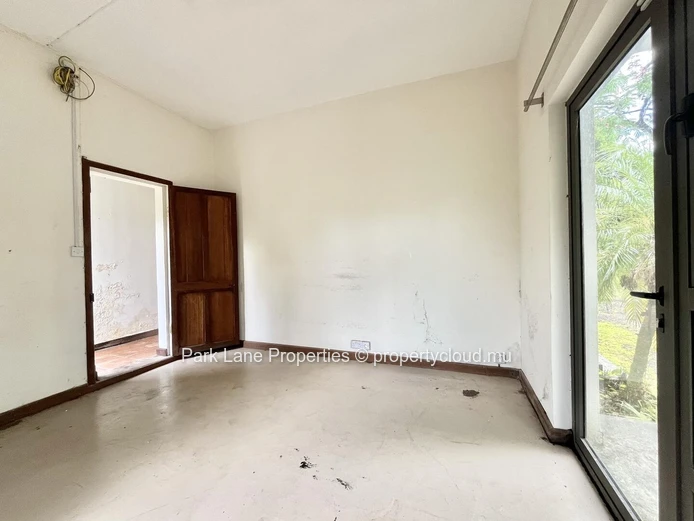 Deux maisons indépendantes avec potentiel commercial – idéales pour une grande famille ou des espaces bureaux – à Cur...
