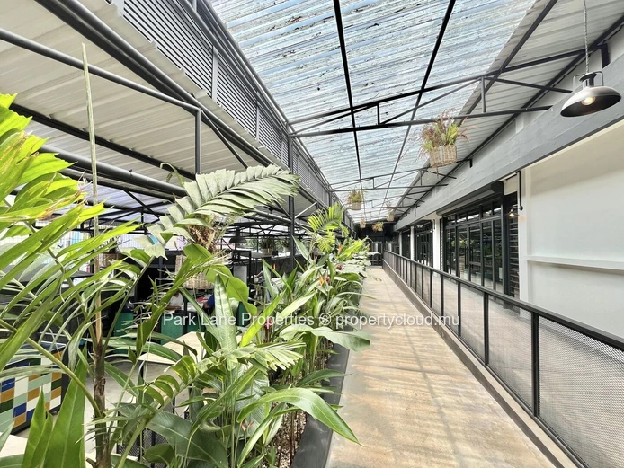 Bureaux Modernes dans le Projet Innovant Nouvelle Usine à Floréal