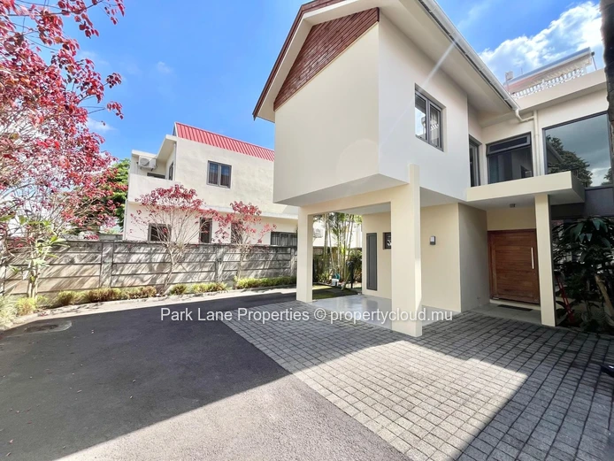 Three-Bedroom Townhouse Duplex with Garden and Terrace in Trianon 