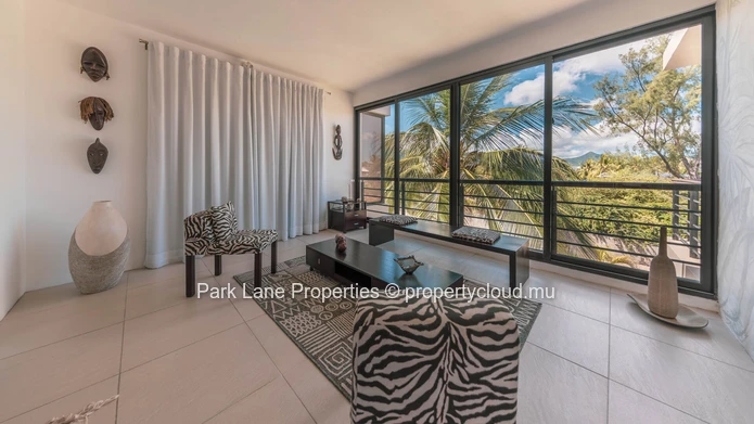 Beach access penthouse with beautiful mountain views