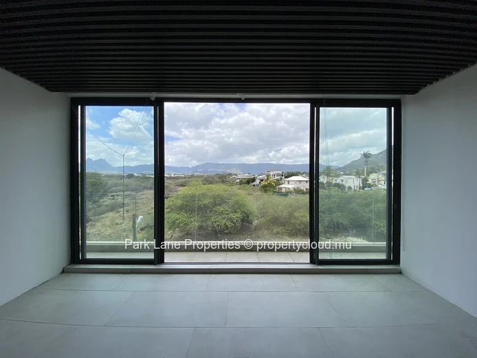 Espace commercial moderne avec vue emblématique sur les montagnes de la côte Ouest