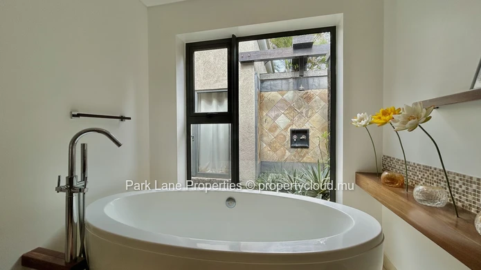 Villa de 4 chambres de style balinaise avec piscine débordante et accès à la plage