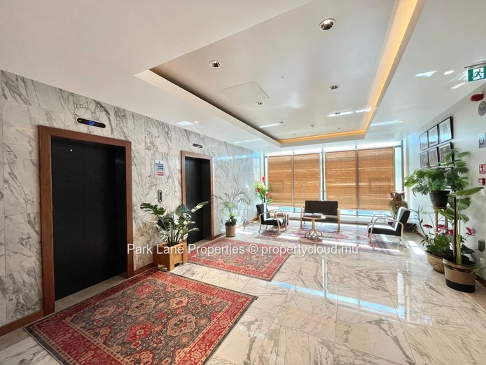 Grand espace de bureau non aménagé à louer à Ébène