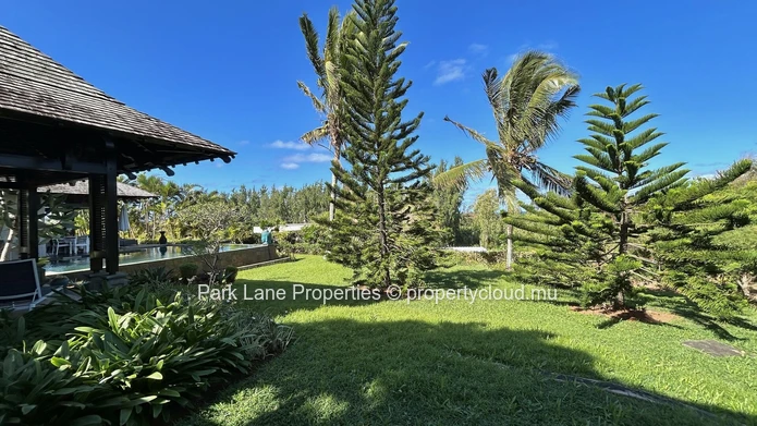 Villa de 4 chambres de style balinaise avec piscine débordante et accès à la plage