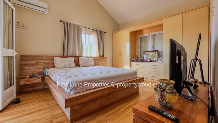 Charming family home in Floréal – Peaceful setting, enhanced security & mountain views