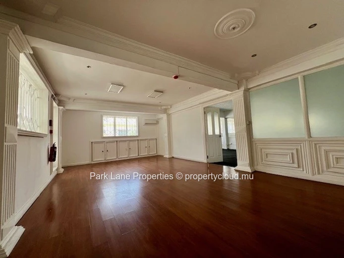 Bureau Spacieux de 231 m² au Premier Étage à Quatre Bornes