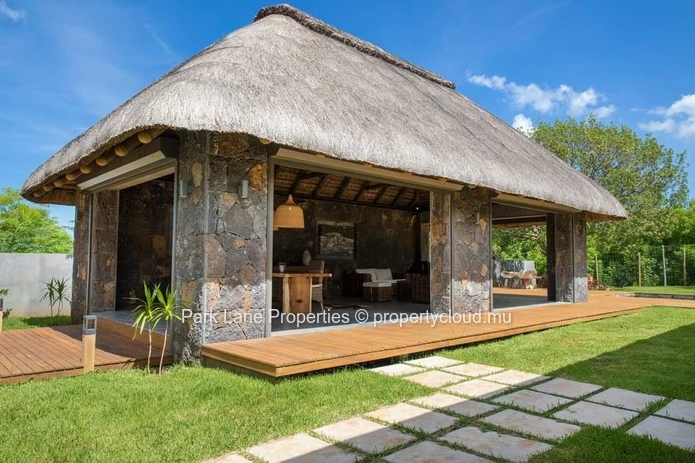 Magnifique villa moderne de 4 chambres avec piscine et grand jardin.