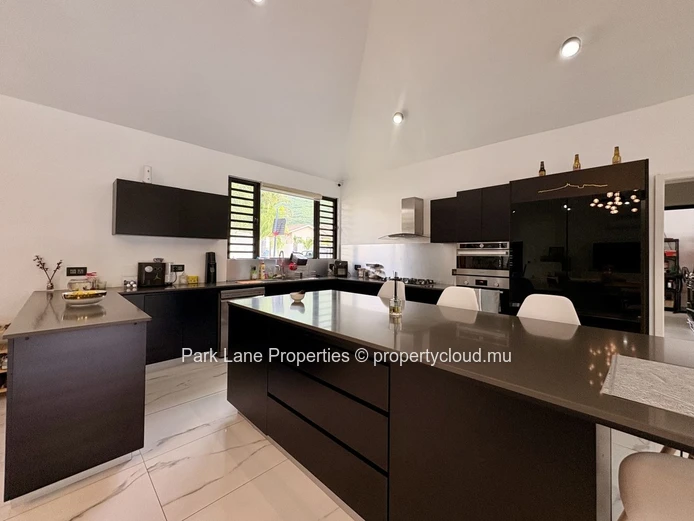 Villa moderne de luxe à Tamarin avec piscine privée et vue montagne