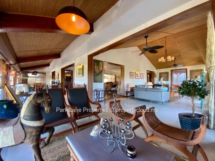 Villa d'exception en flanc de montagne avec vue mer