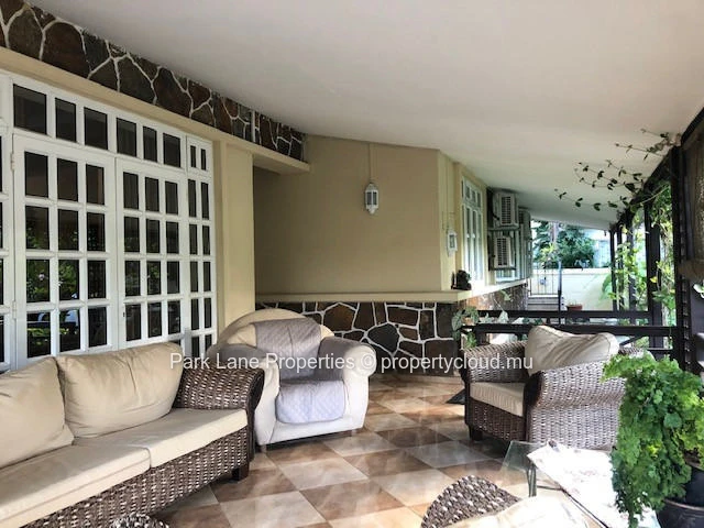 Grande maison à étage avec entrées séparées à Quatre Bornes – Idéale pour une famille nombreuse